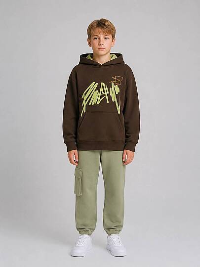 Erkek Çocuk Koyu Kahve Baskılı Hoodie & Yağ Yeşili Kargo Pantolon Kombini 