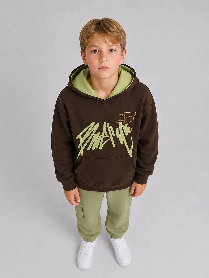 Erkek Çocuk Koyu Kahve Baskılı Hoodie & Yağ Yeşili Kargo Pantolon Kombini  - 2