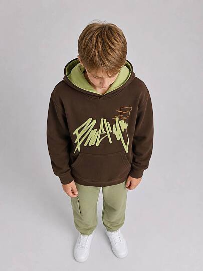 Erkek Çocuk Koyu Kahve Baskılı Hoodie & Yağ Yeşili Kargo Pantolon Kombini  - 3