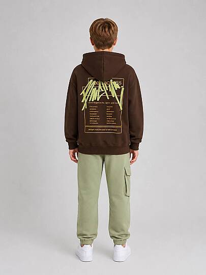 Erkek Çocuk Koyu Kahve Baskılı Hoodie & Yağ Yeşili Kargo Pantolon Kombini  - 4
